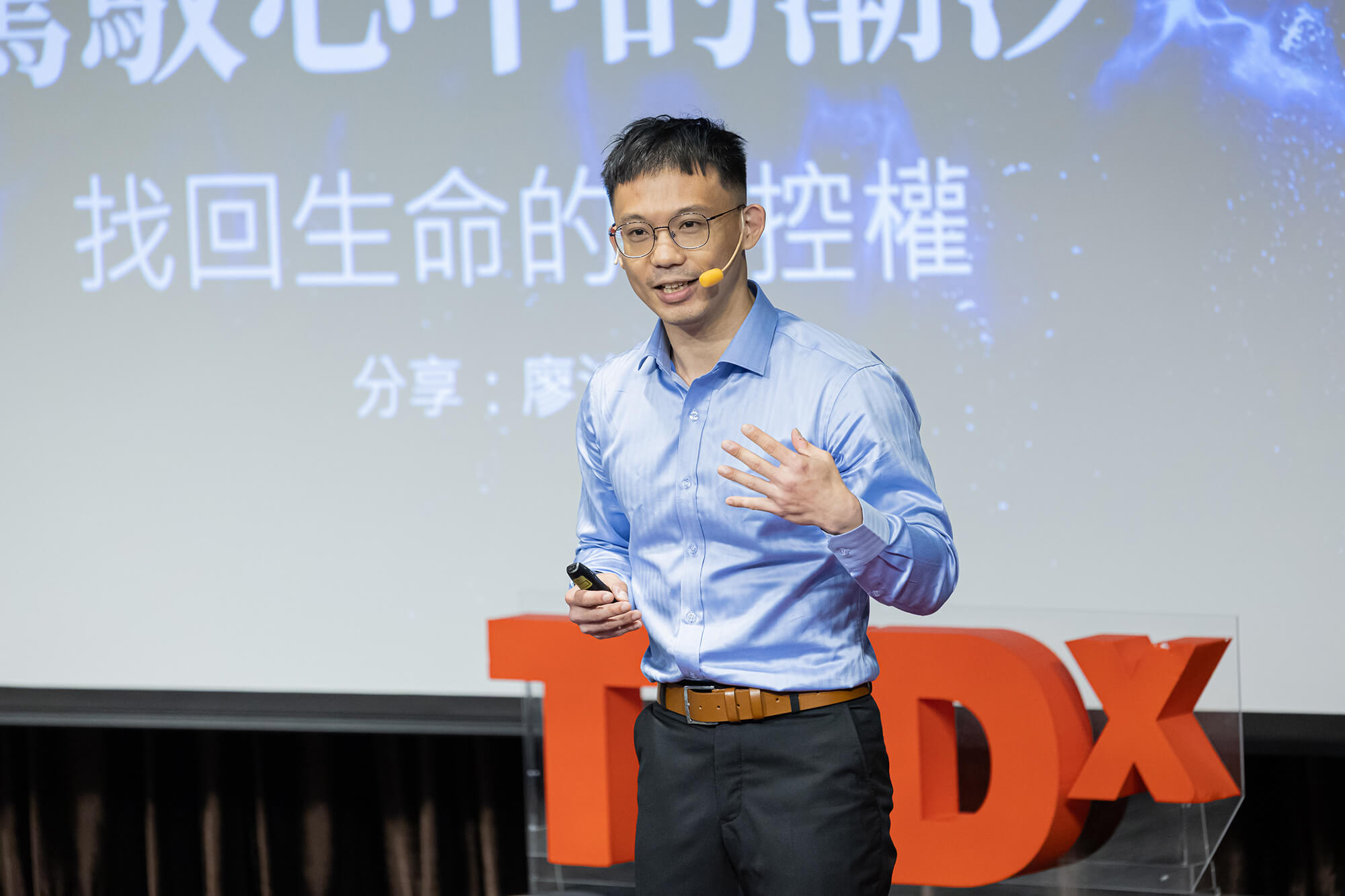 手機藍光映照在疲憊男子的臉上，象徵數位成癮的巨浪型多巴胺